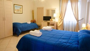 Superior-Dreibettzimmer, Gartenblick | Schreibtisch, kostenlose Babybetten, kostenloses WLAN