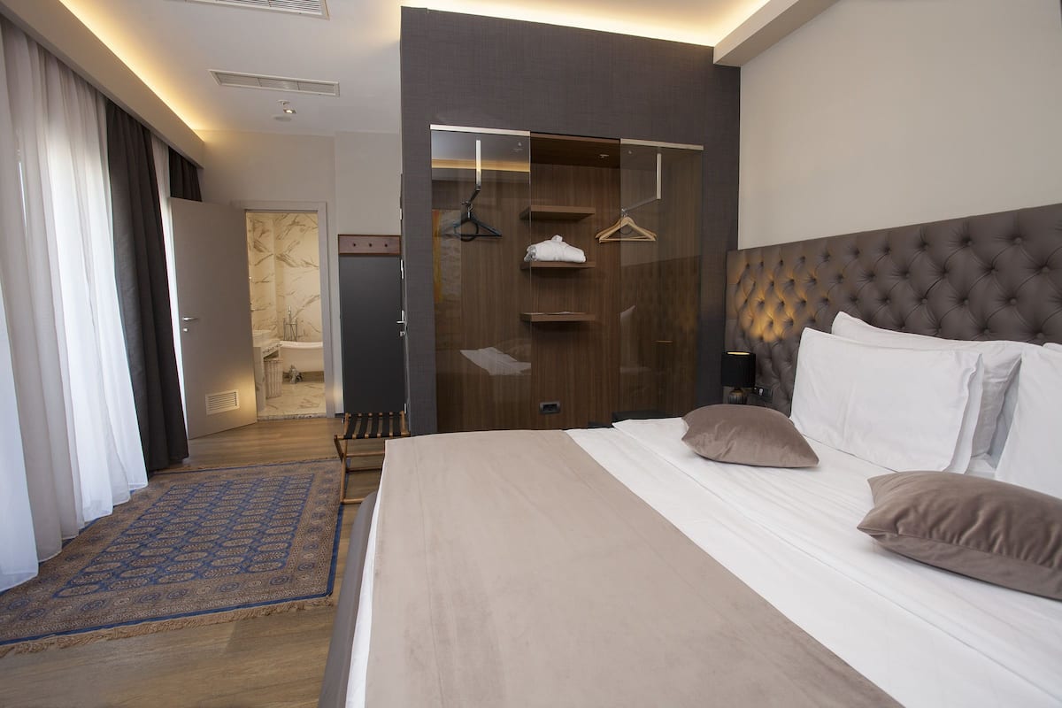 Business Room | Minibar, in-room safe, blackout drapes, soundproofing