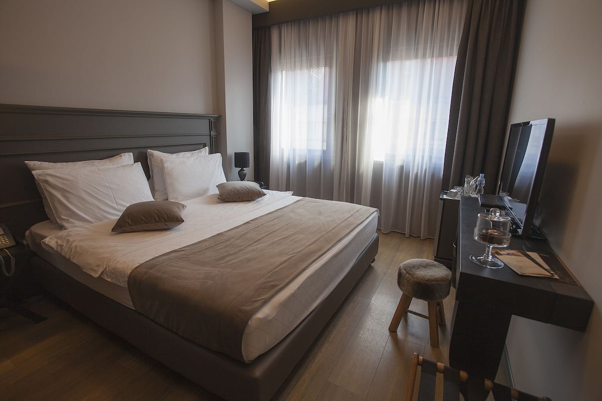 Doppel- oder Zweibettzimmer | Minibar, Zimmersafe, Verdunkelungsvorhänge, schallisolierte Zimmer