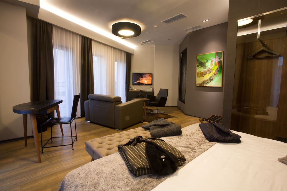 Junior-Suite | Minibar, Zimmersafe, Verdunkelungsvorhänge, schallisolierte Zimmer