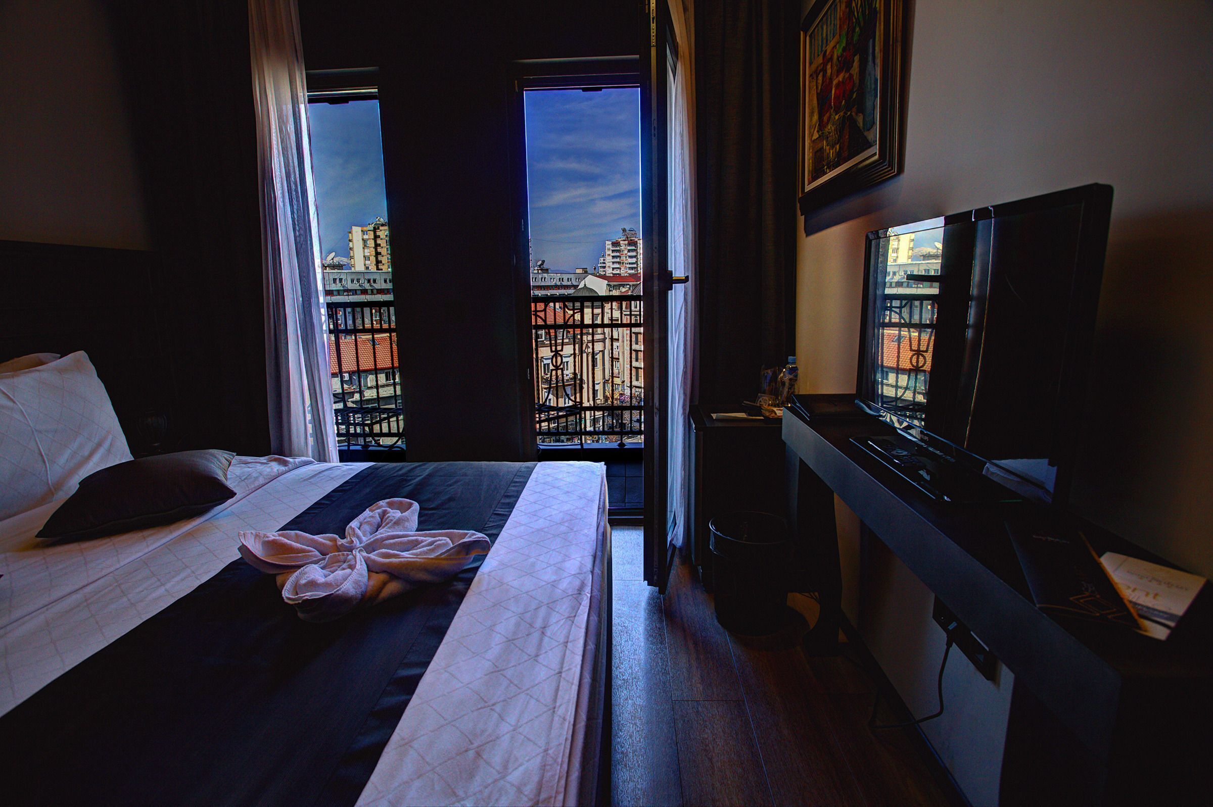 Minibar, caja de seguridad en la habitación y cortinas blackout 