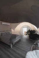 Superior kunyhó (Bubble) | Sötétítőfüggöny, vasaló/vasalódeszka és ágynemű