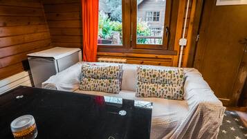 Standaard bungalow, 1 slaapkamer | Verduisterende gordijnen, een strijkplank/strijkijzer, beddengoed