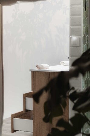 Kabin Superior (Bubble) | Kamar mandi | Kombinasi shower/bathtub, pengering rambut,  dan handuk