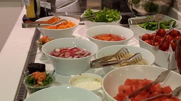 每日供应自助式早餐(每人 EUR 12)