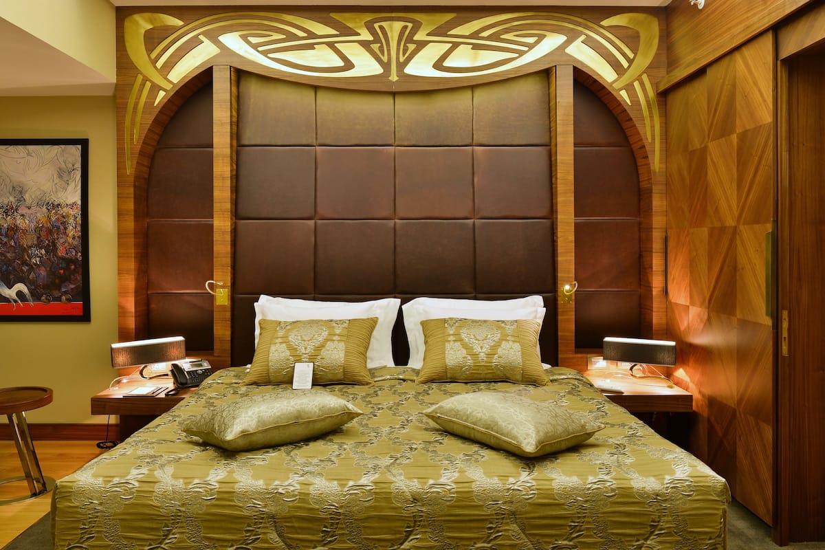 premium bedding, down duvets, minibar, in-room safe