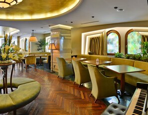 Serveert ontbijt, lunch, diner, internationale gerechten 