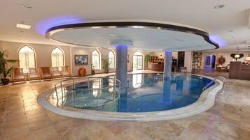 Piscina interna, piscina externa, barracas de cortesia, guarda-sóis