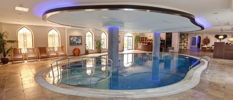 Una piscina techada, una piscina al aire libre, camas de piscina gratis