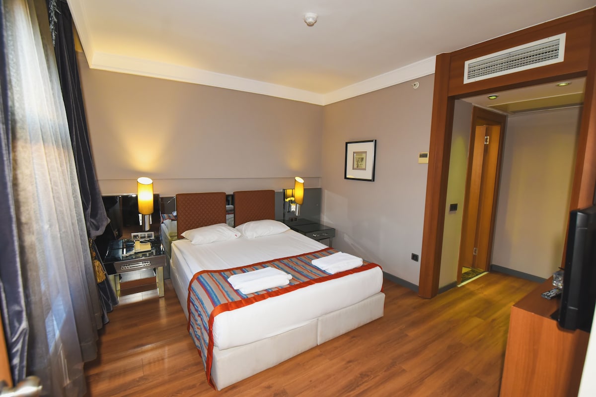 Habitación doble junior, 1 habitación | Ropa de cama de alta calidad, escritorio, insonorización y wifi gratis 