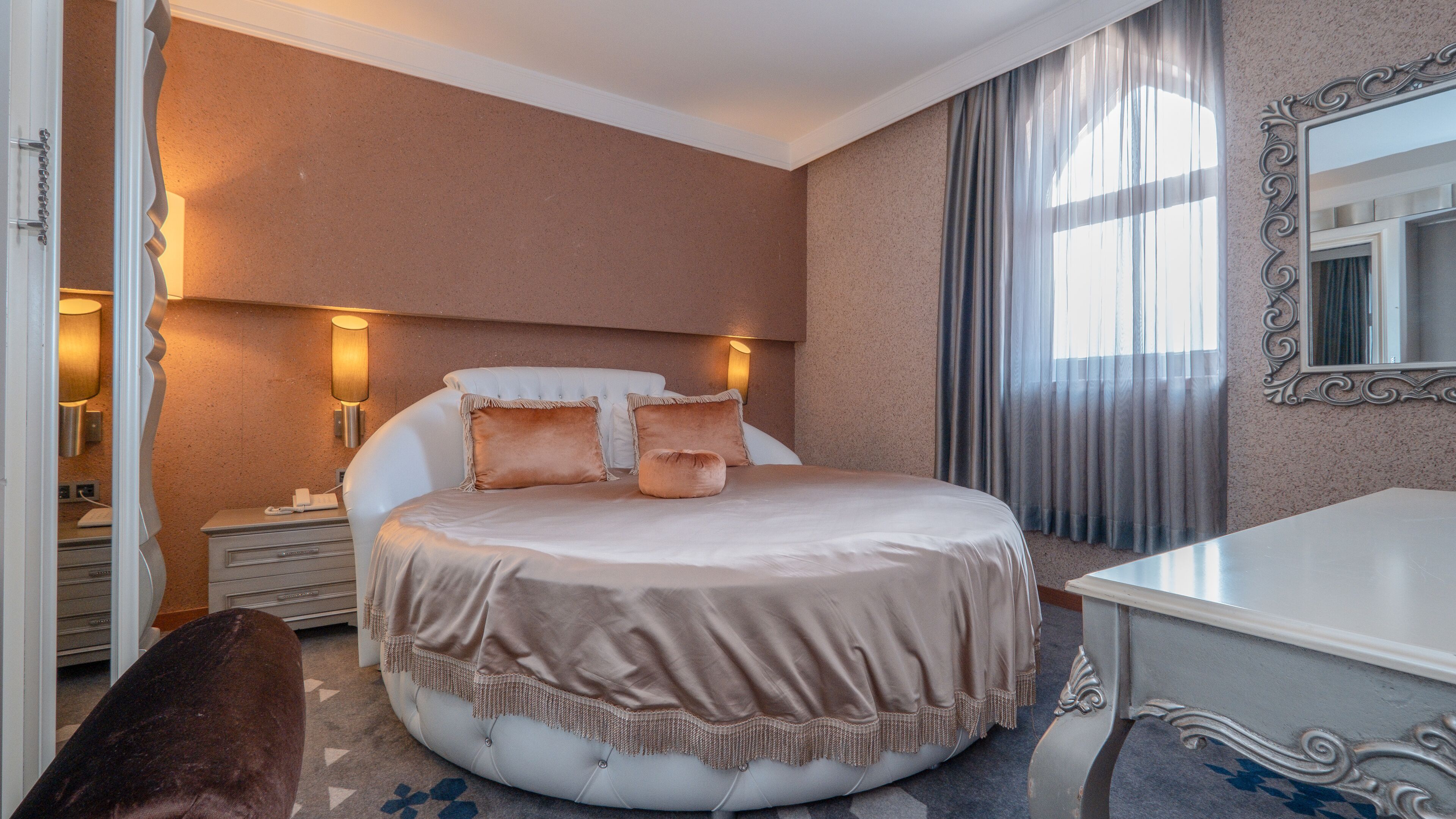 Suite, 1 Tempat Tidur King | Seprai premium, meja kerja, kedap suara, dan tempat tidur bayi gratis