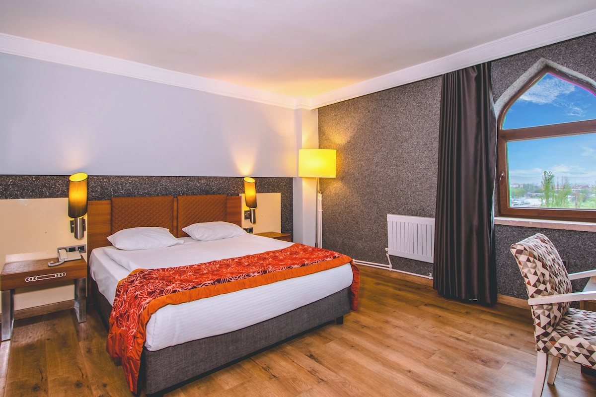 Habitación Deluxe | Ropa de cama de alta calidad, escritorio, insonorización y wifi gratis 