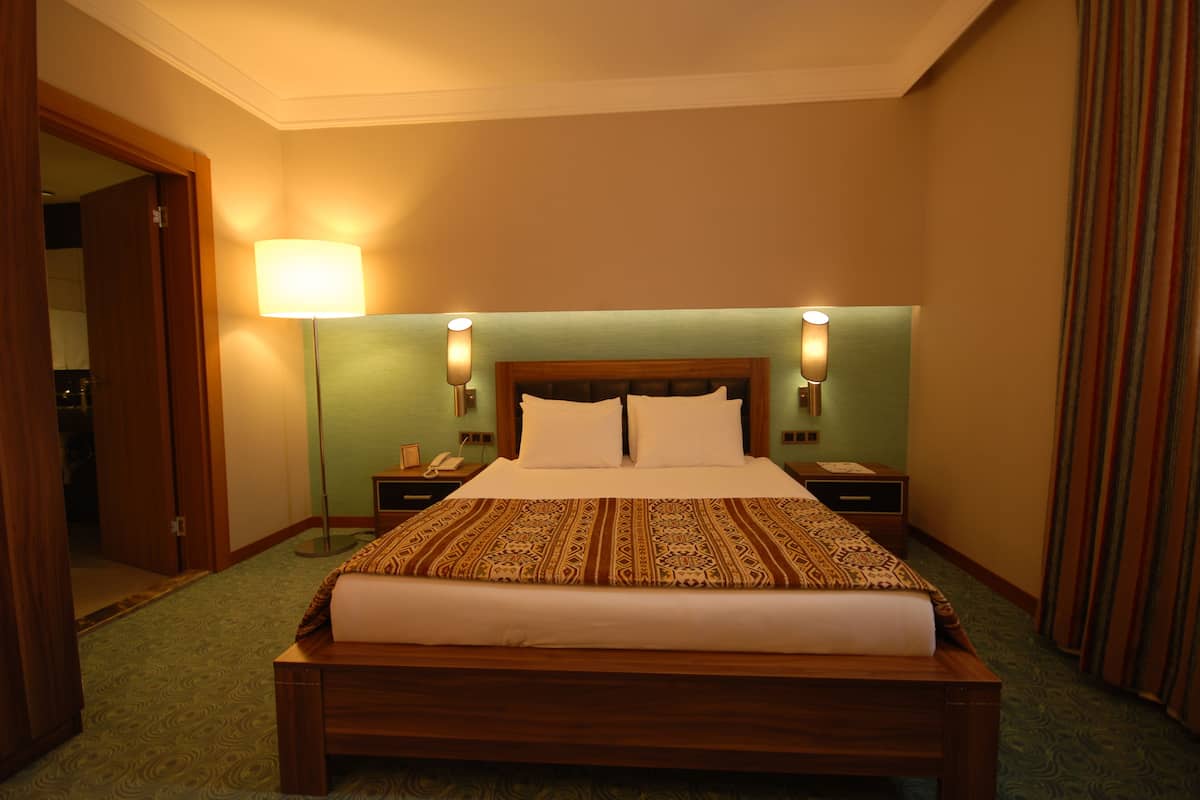 Premium bedding, desk, soundproofing, cribs (free)