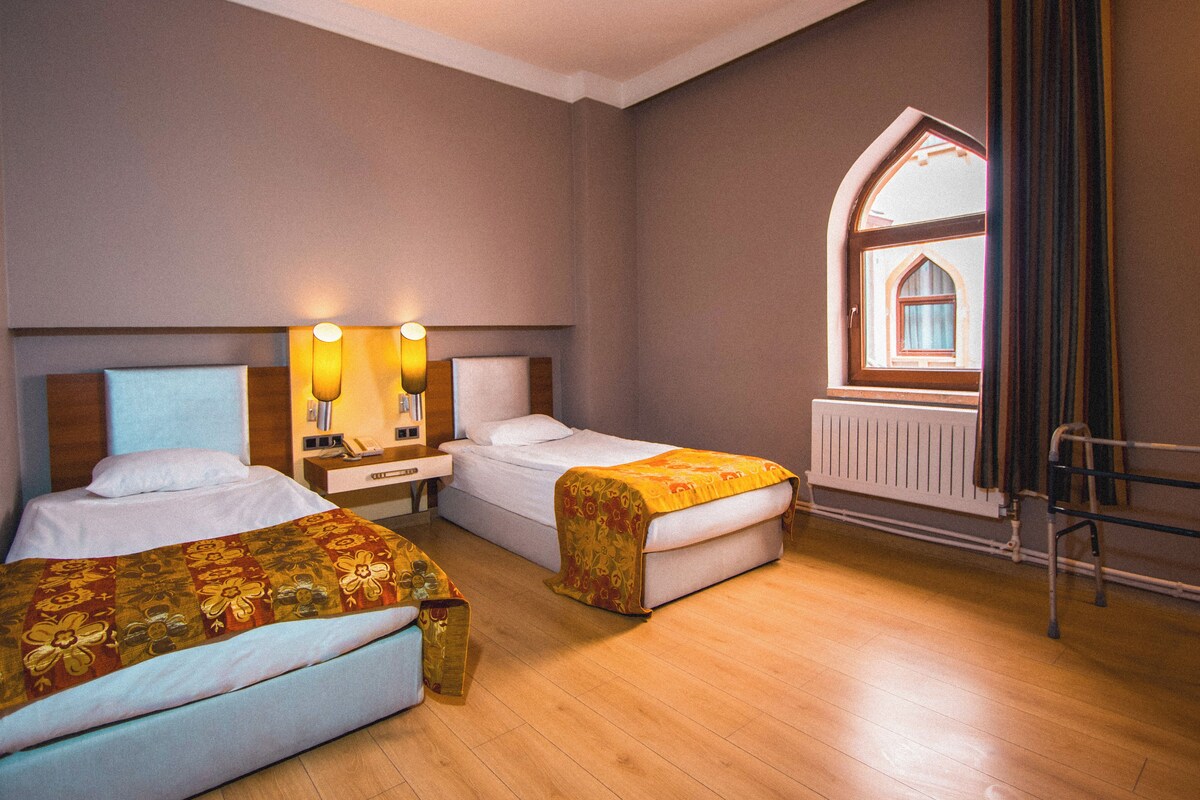 Habitación senior | Ropa de cama de alta calidad, escritorio, insonorización y wifi gratis 