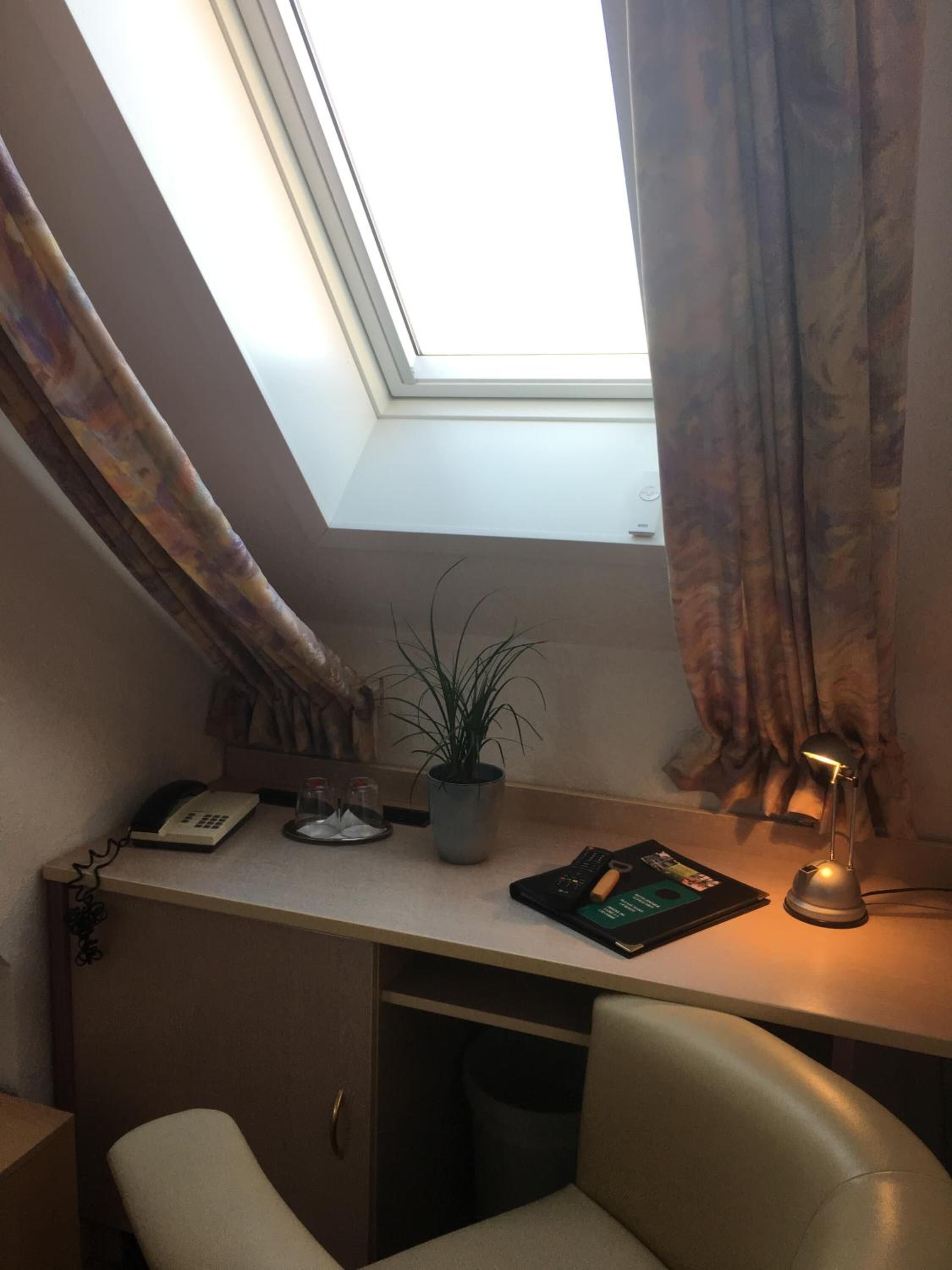 desk, free wifi, bed sheets