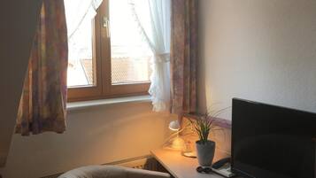 Een bureau, gratis wifi, beddengoed