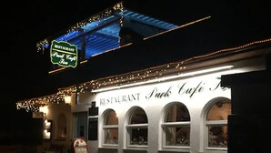 A restaurant with a sign that reads "RESTAURANT Park Cafe."