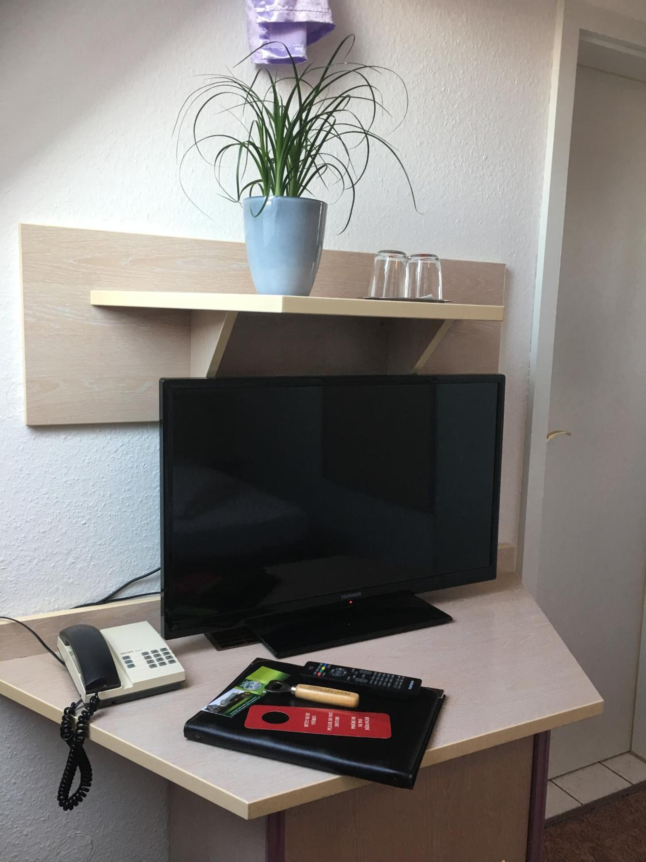 desk, free wifi, bed sheets