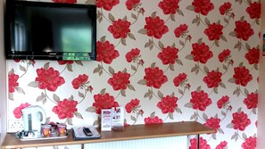 Escritorio, tabla de planchar con plancha, wifi gratis y ropa de cama 