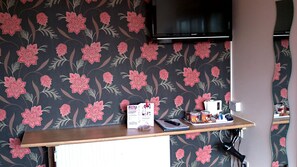 Double Room, Garden View | Desk, iron/ironing board, free WiFi, bed sheets - Knight's Rest Guest House (Airdrie)
