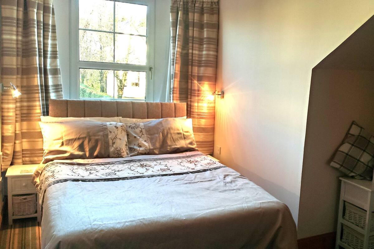 Double Room (Street View) | Desk, iron/ironing board, WiFi (free), bed sheets