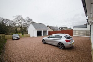Free self parking - Knight's Rest Guest House (Airdrie)
