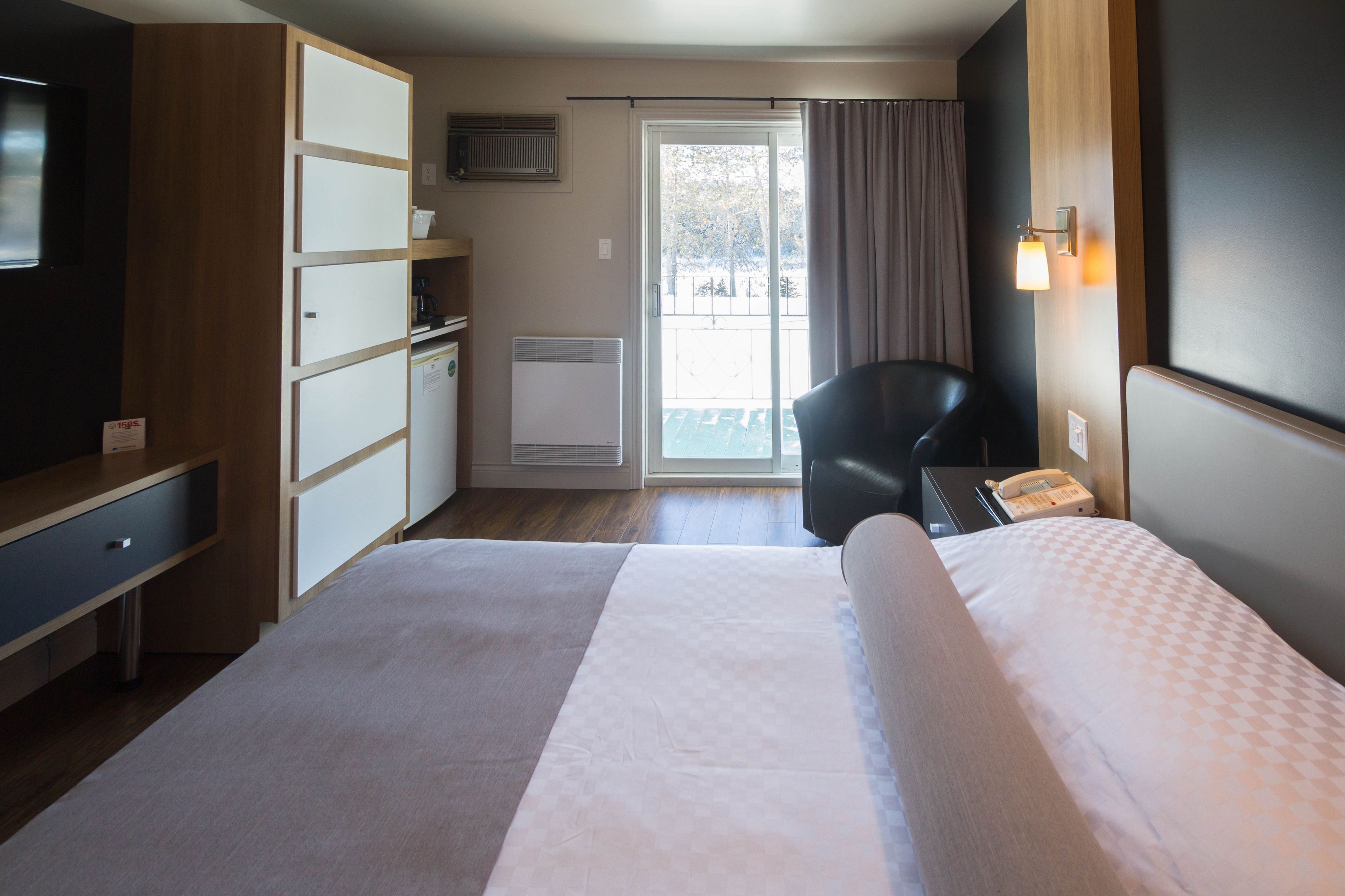 deluxe room, river view, front desk is open until 8 pm (marineau+) | desk, free wifi