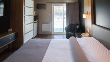 Chambre Deluxe, vue sur la rivière, réception ouverte jusqu'à 20h (Marineau+) | Bureau, Wi-Fi gratuit