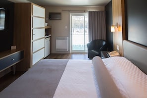 Desk, free WiFi - Hotel Marineau Mattawin (Trois-Rives)