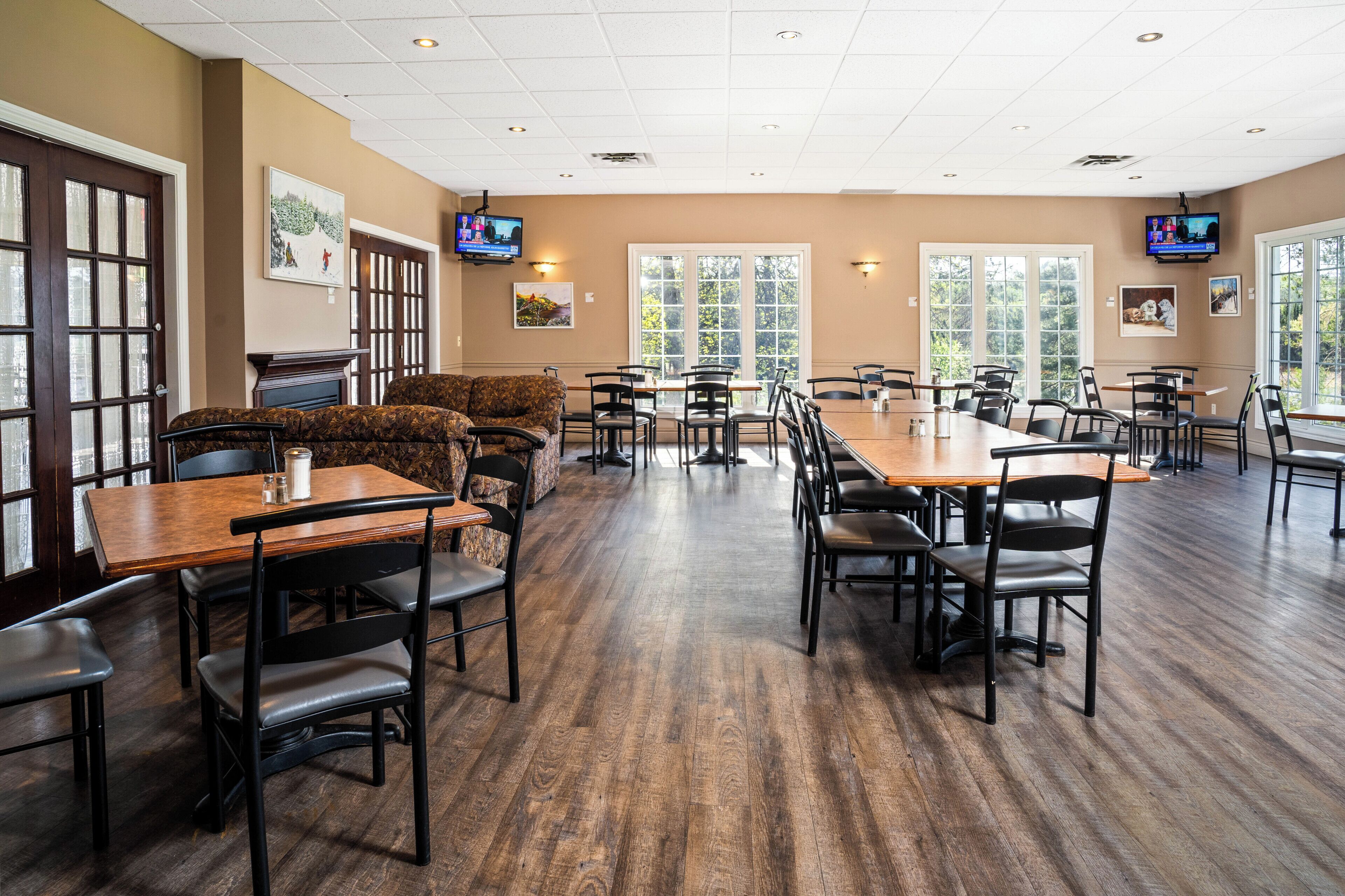 breakfast, lunch and dinner served