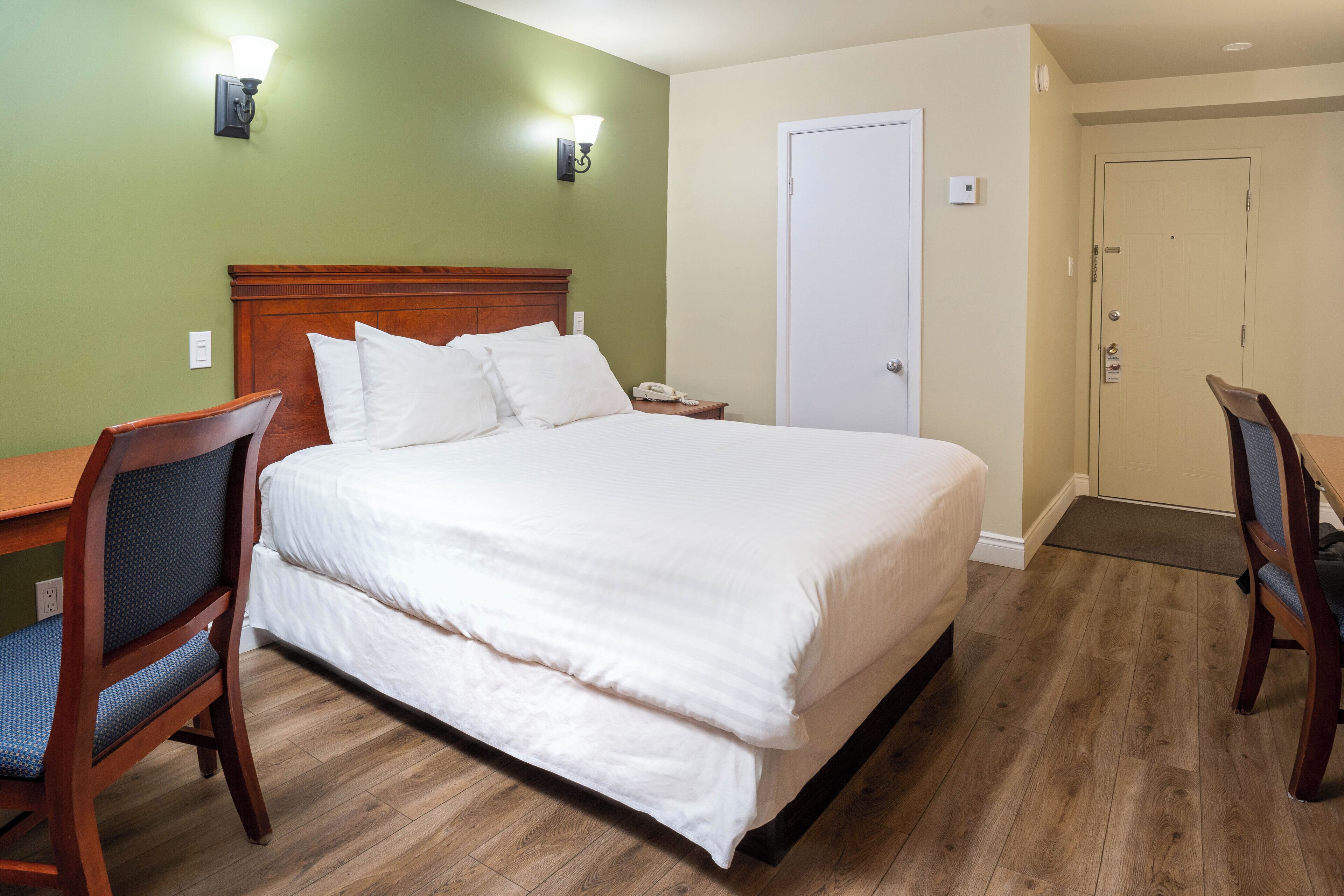 classic room, 1 queen bed, river view, front desk is open until 8 pm | desk, free wifi