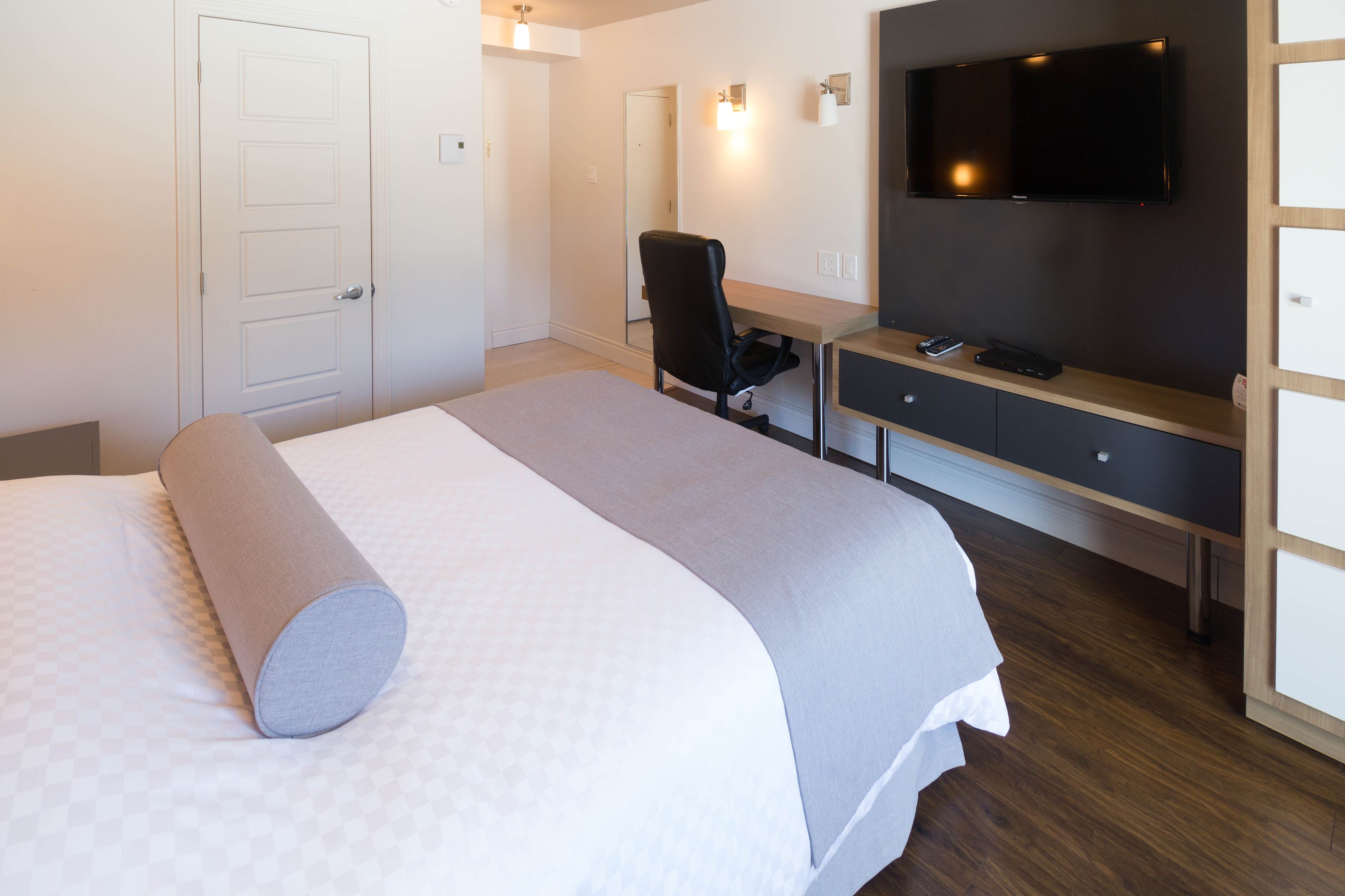 deluxe room, river view, front desk is open until 8 pm (marineau+) | desk, free wifi