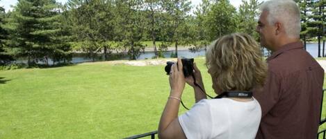 Una persona fotografiando con una cámara.