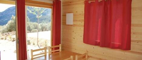 Refrigerador, microondas, placa de cocina, utensilios de cocina