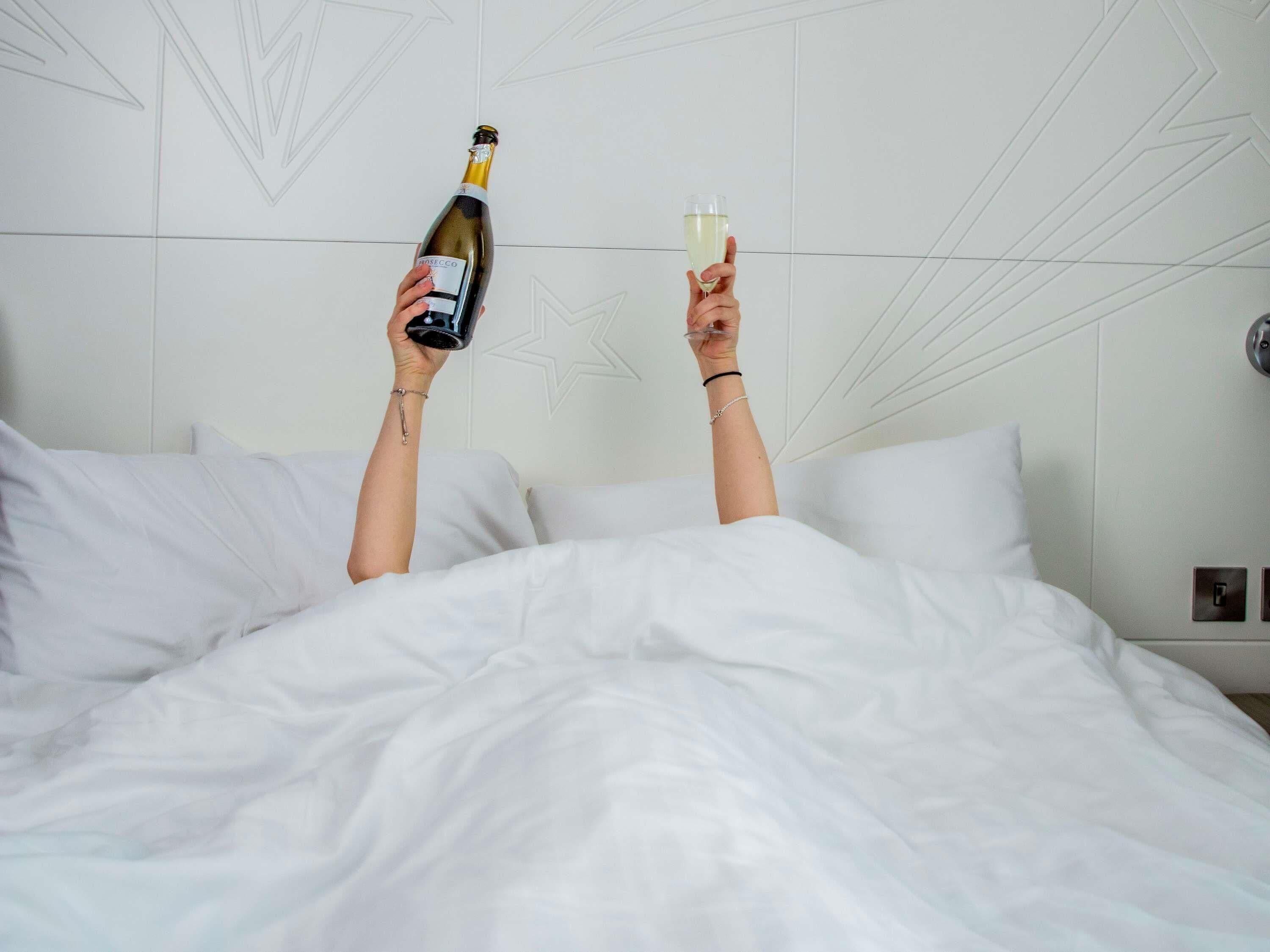 Bộ đồ giường cao cấp, bàn, bàn ủi/dụng cụ ủi quần áo 