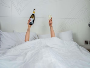 Literie de qualité supérieure, bureau, fer et planche à repasser