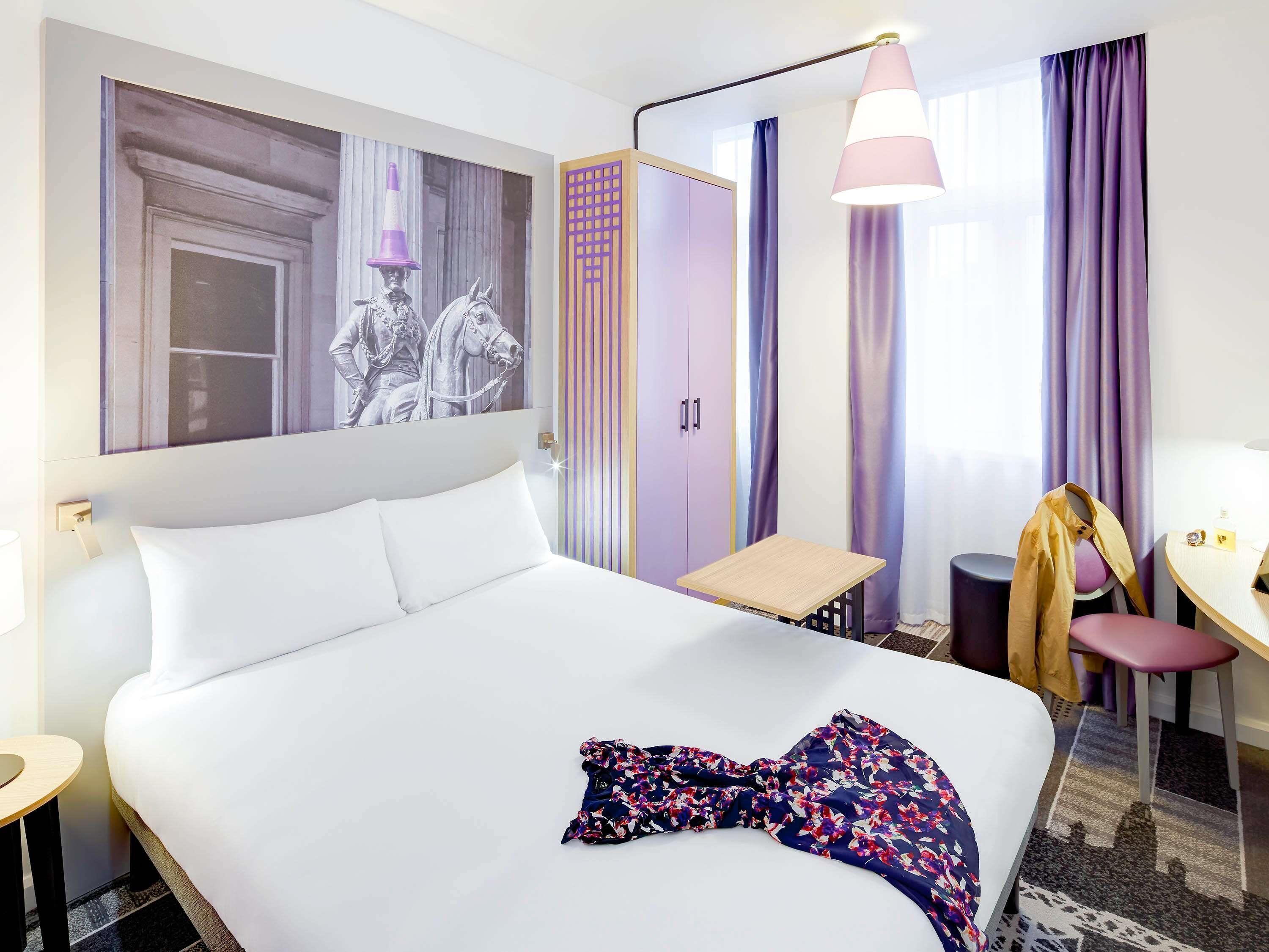 room, 1 double bed (the queen) | premium bedding, desk, iron/ironing board, free wifi