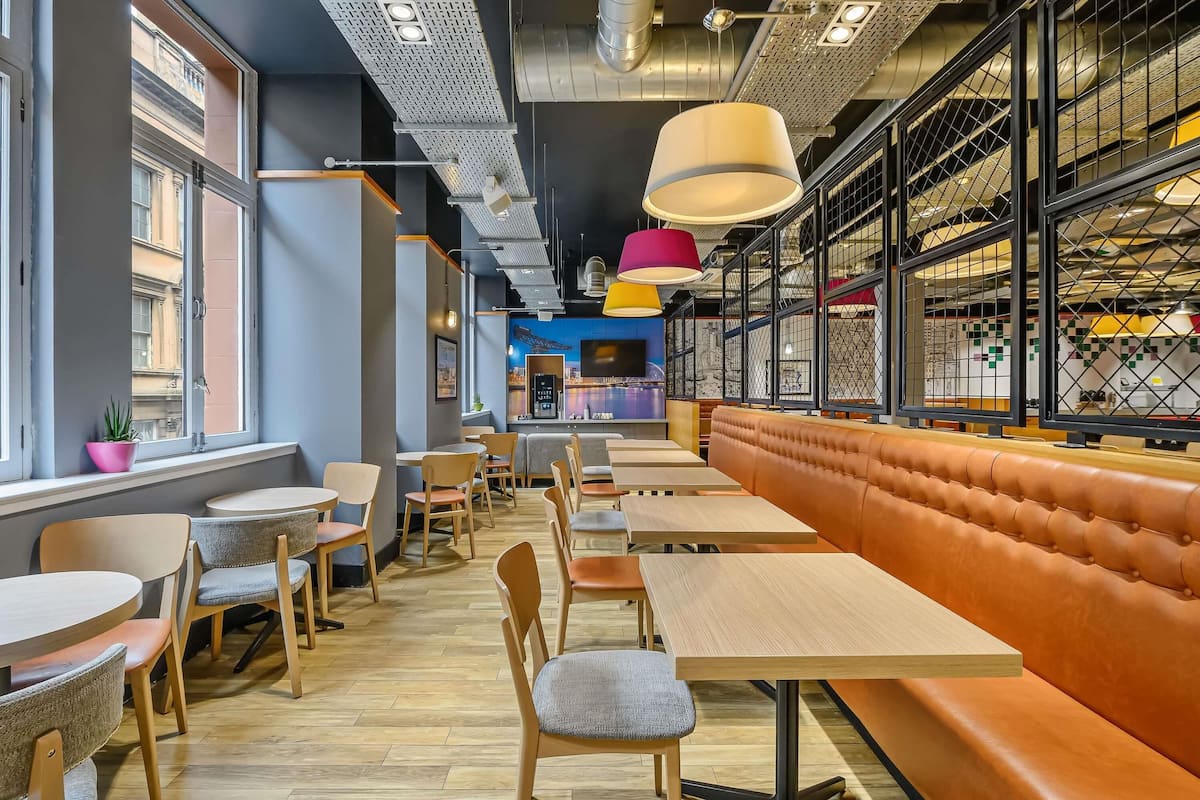 Zimmer, 1 Doppelbett, barrierefrei | Hochwertige Bettwaren, Schreibtisch, Bügeleisen/Bügelbrett