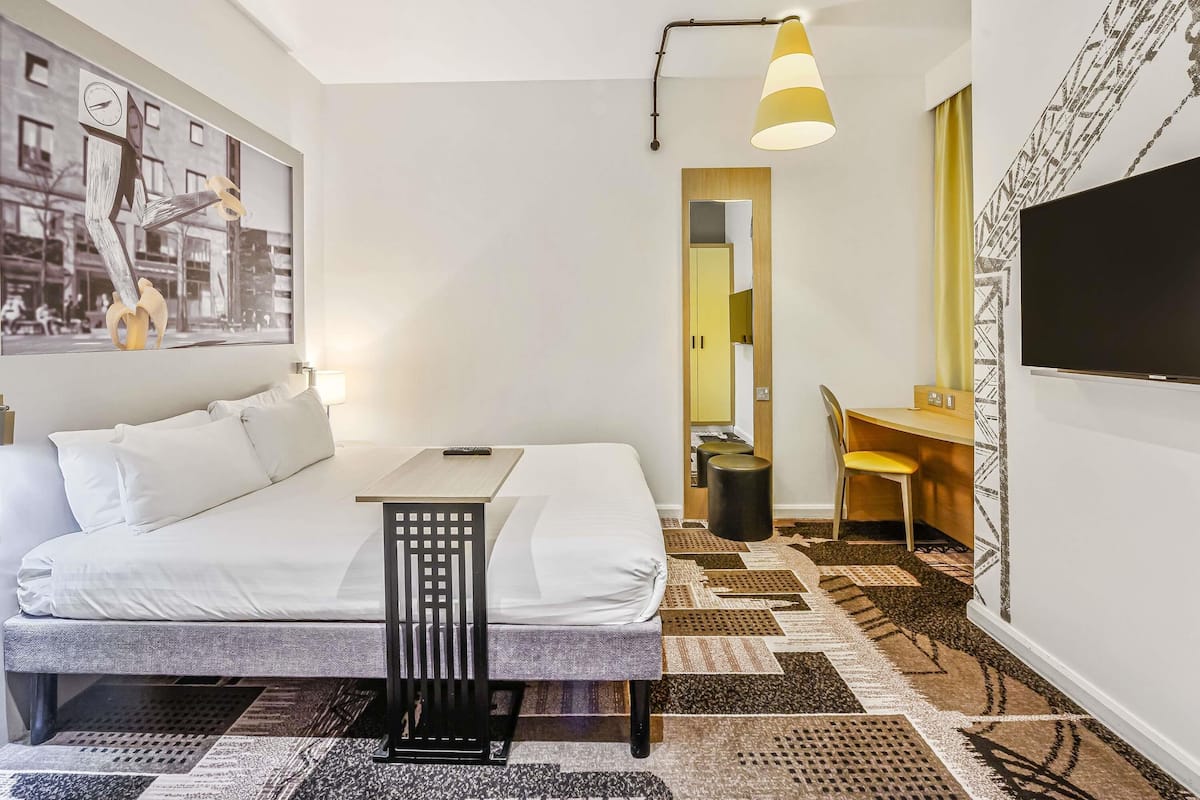 Premium bedding, desk, iron/ironing board, free WiFi