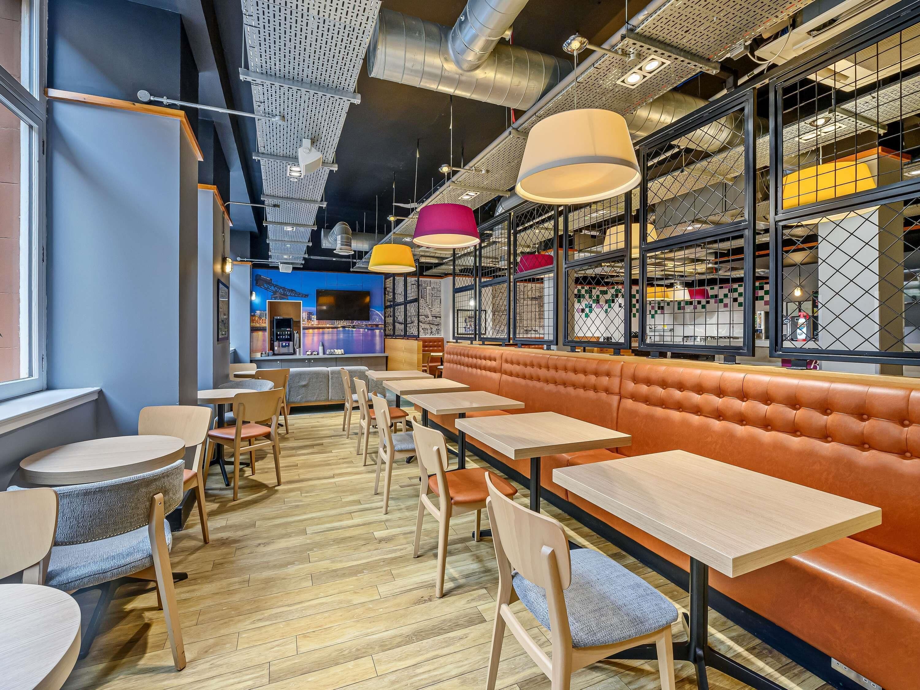 Se sirven cenas y cocina internacional