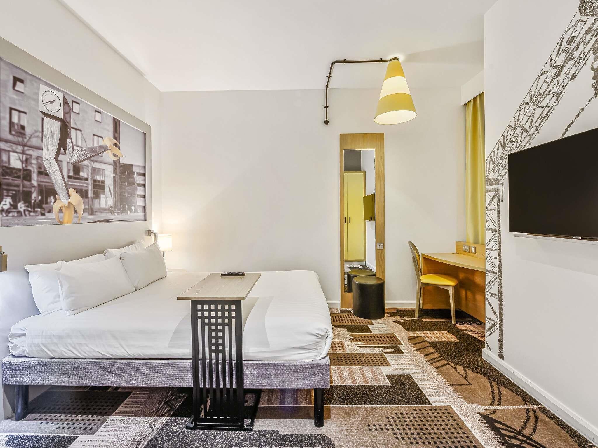 Habitación, 1 cama matrimonial, con acceso para personas discapacitadas | Ropa de cama de alta calidad y escritorio 