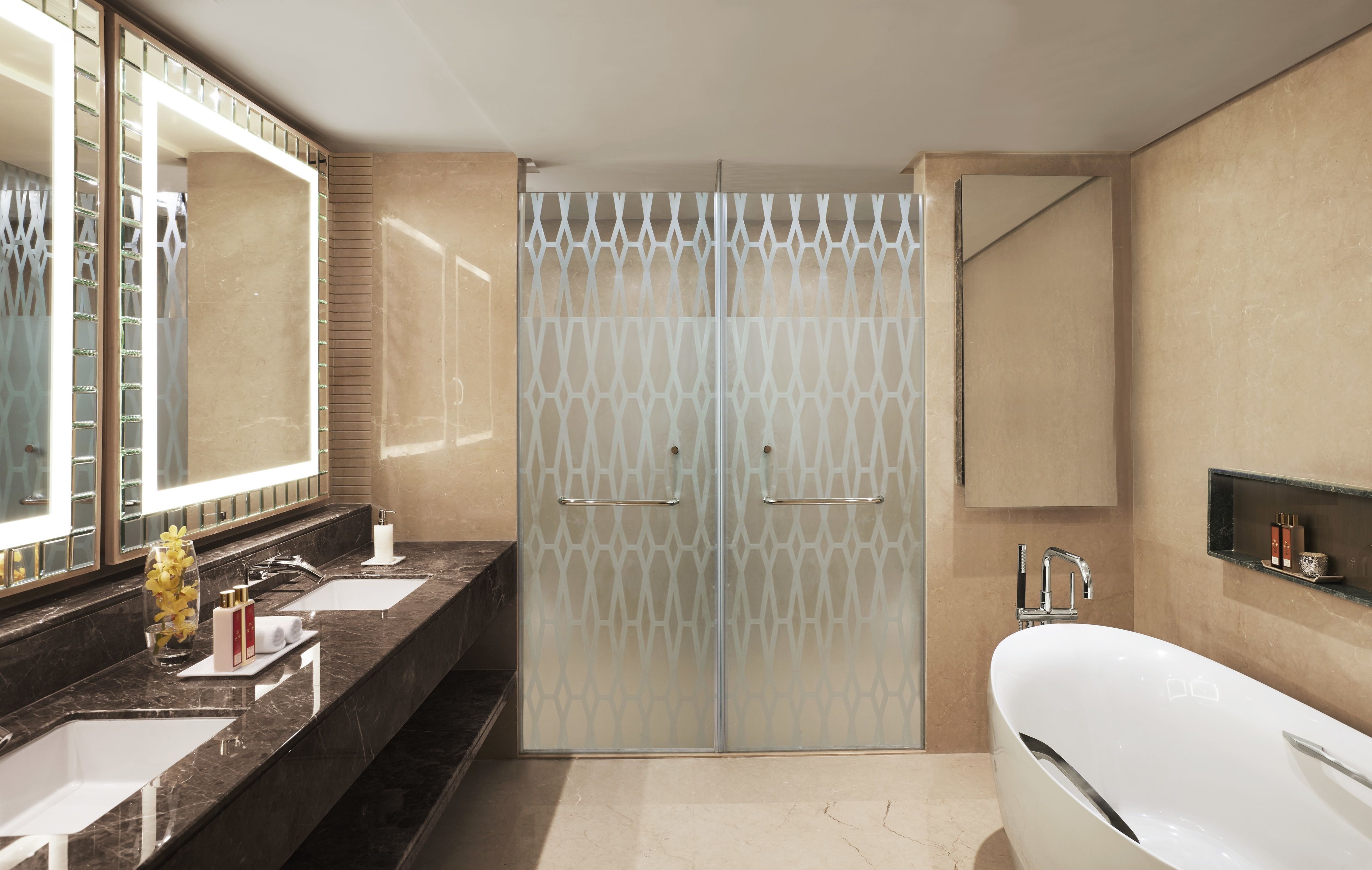 Ein modernes Badezimmer mit zwei Waschbecken, einem großen Spiegel, einer Duschkabine aus Glas und einer weißen Badewanne.
