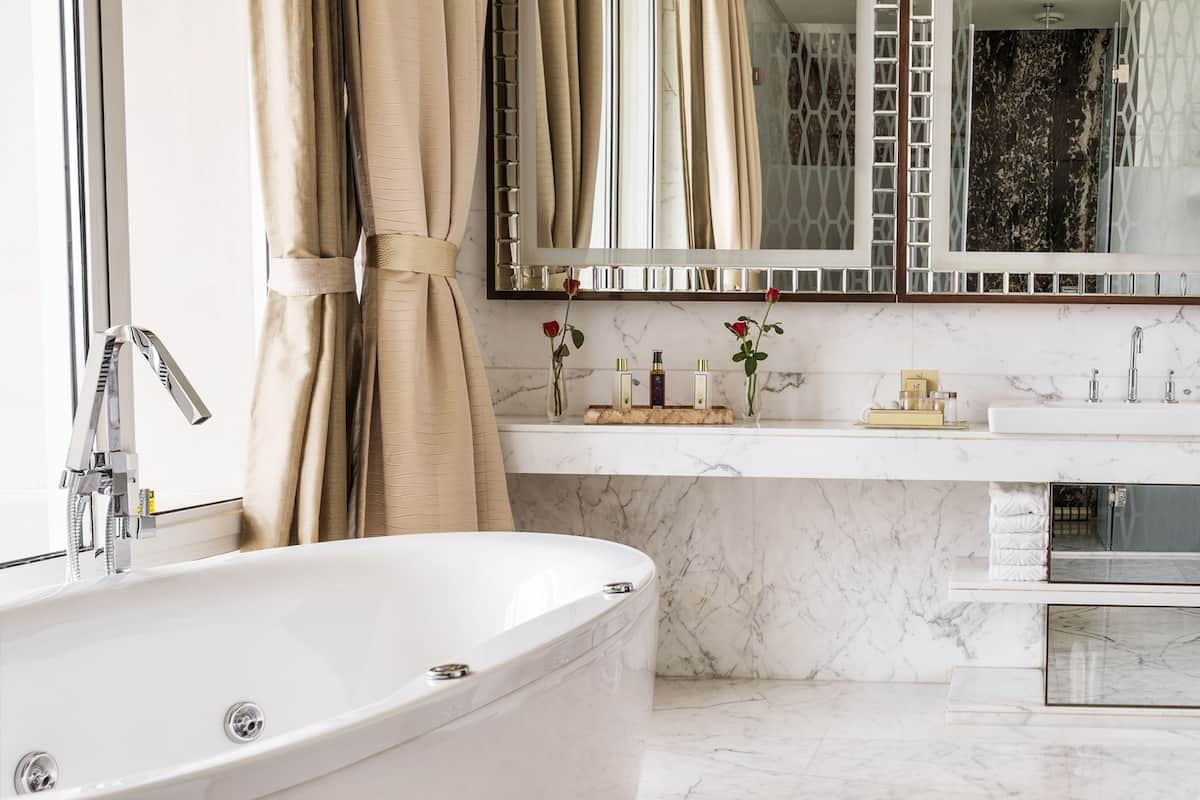 presidential suite with breakfast, two way airport transfers, evening cocktail hours & high-tea | bathroom | separate bathtub and shower, deep-soaking bathtub, rainfall showerhead