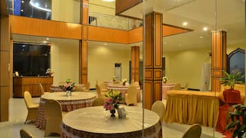 Serveert ontbijt, lunch, diner, Indonesische gerechten