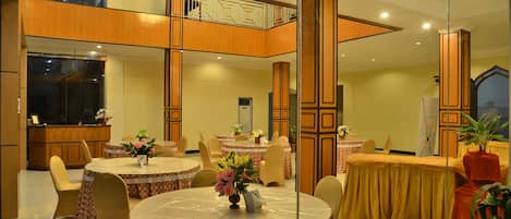 Breakfast, lunch, dinner served; Indonesian cuisine