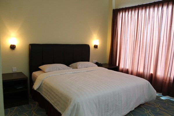 Deluxe Room King | Ropa de cama de alta calidad, decoración personalizada y escritorio 