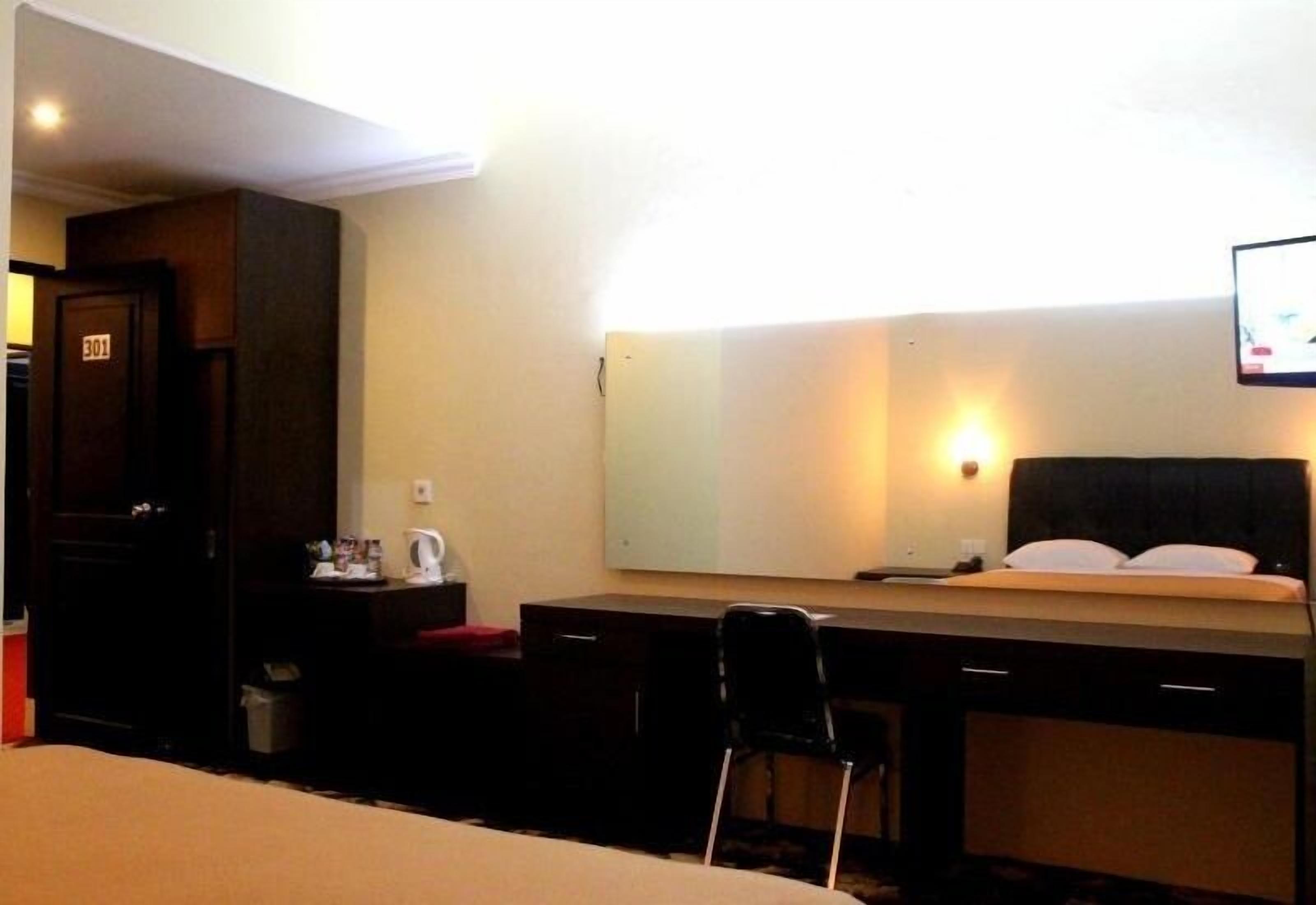 premium bedding, individually decorated, desk, rollaway beds