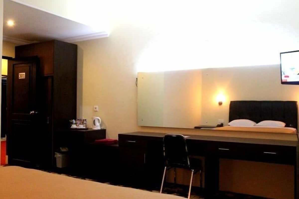 premium bedding, individually decorated, desk, rollaway beds