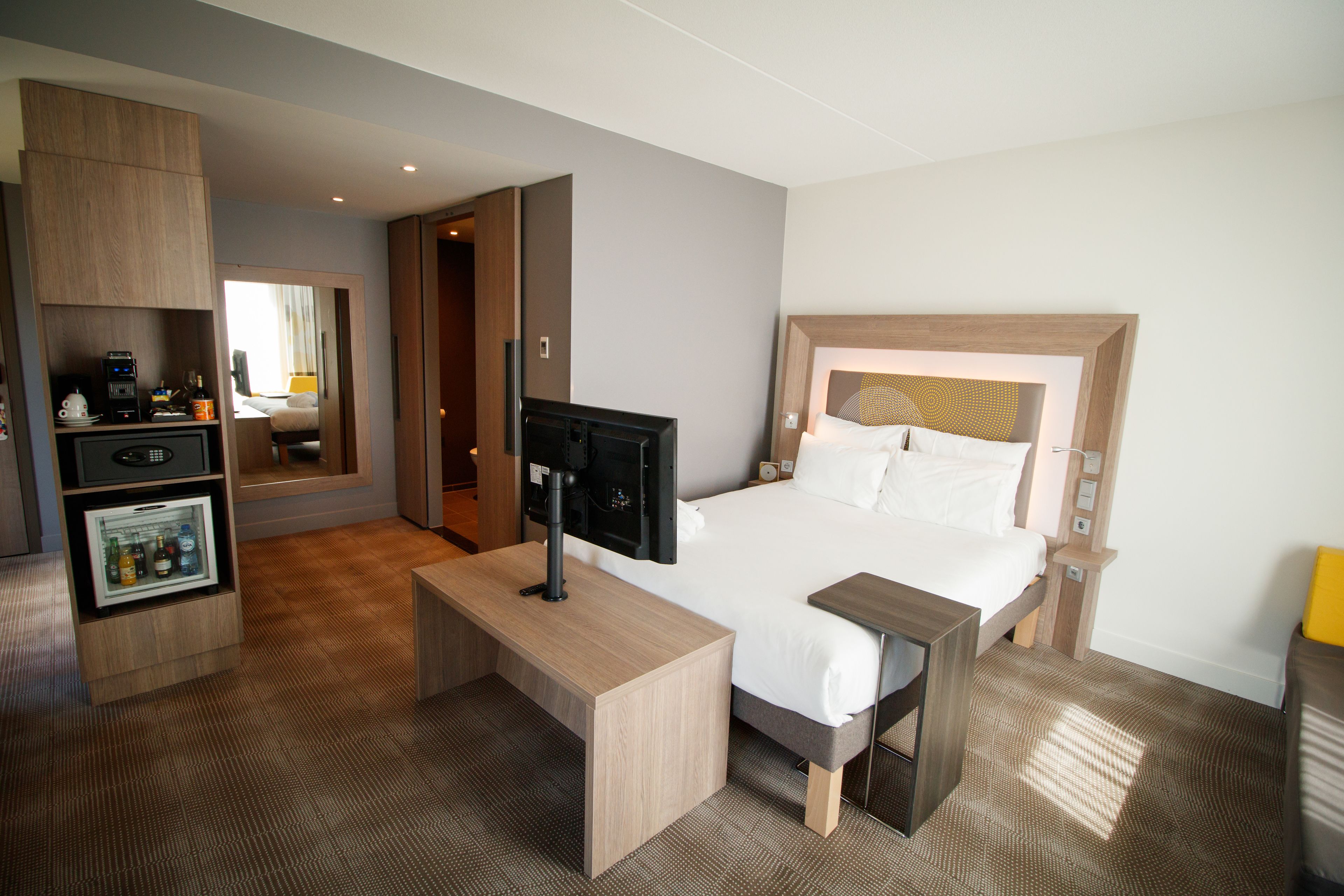 junior suite, 1 queen bed | 1 bedroom, in-room safe, desk, laptop workspace