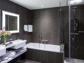 In-room safe, desk, laptop workspace, soundproofing - Novotel Amsterdam Schiphol Airport (Hoofddorp)